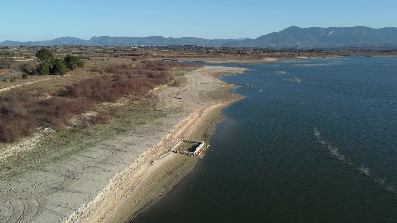 受干旱影响的水库的鸟瞰图。视频素材