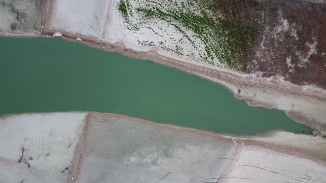 受干旱影响的水库的干旱和干旱土壤的鸟瞰图。视频素材