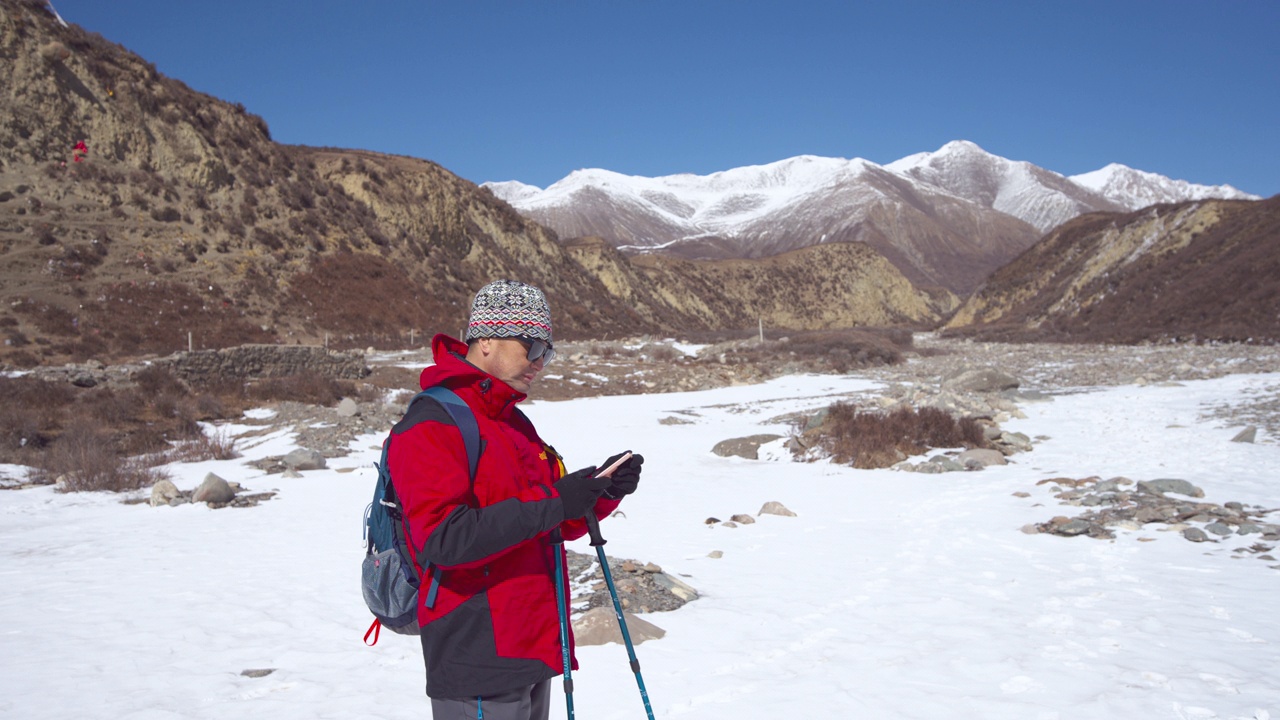 在西藏高原的荒野地区徒步旅行的亚洲中年成年人视频下载