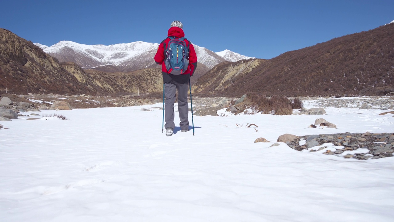 在西藏高原的荒野地区徒步旅行的亚洲中年成年人视频下载