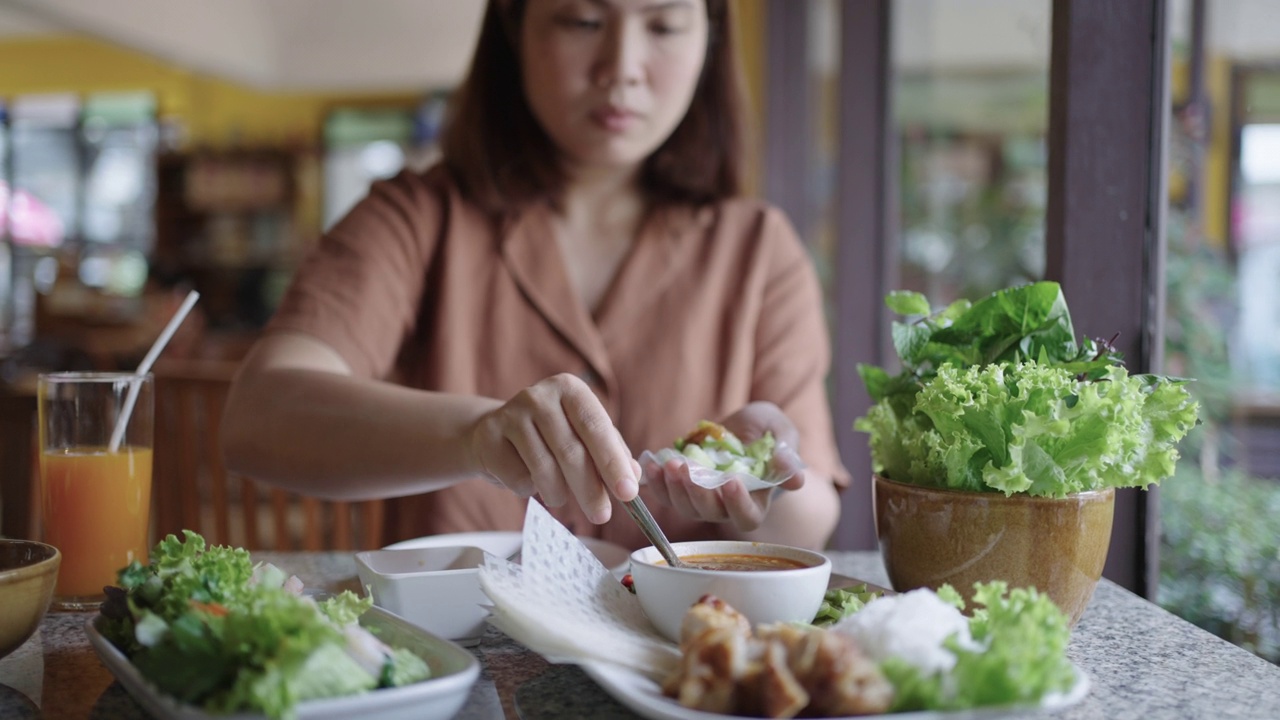亚洲女人喜欢和越南食物一起吃视频素材