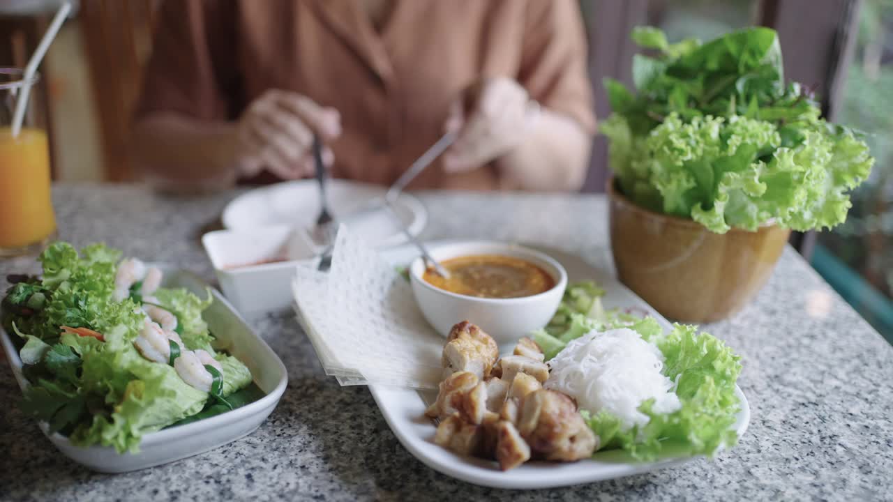 亚洲女人喜欢和越南食物一起吃视频素材