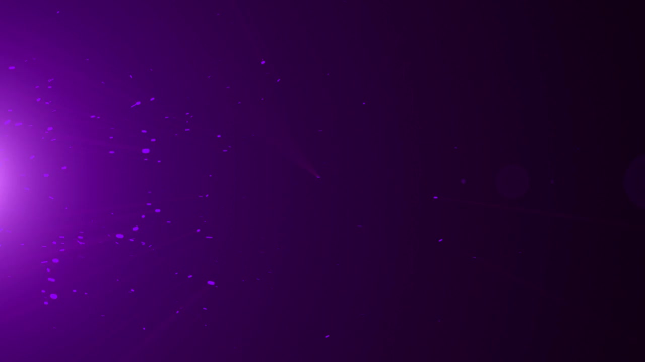 由离屏发射器产生的紫色火花的高度详细的动画。视频素材