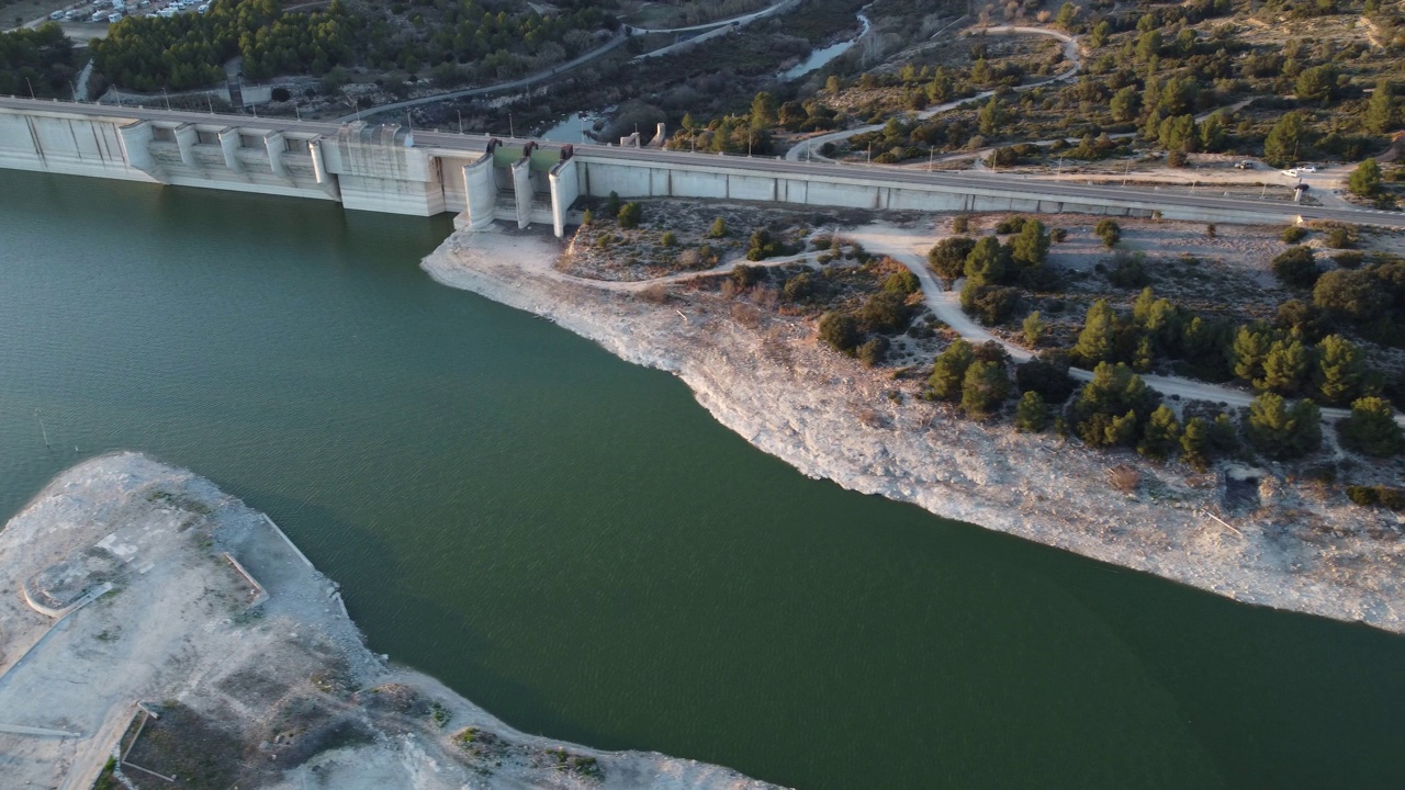 鸟瞰受干旱影响的水库大坝。视频下载
