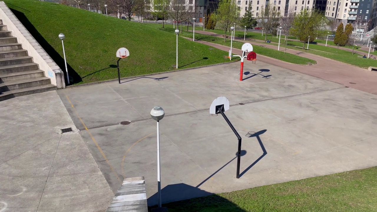毕尔巴鄂公园篮球场旁边空无一人视频素材