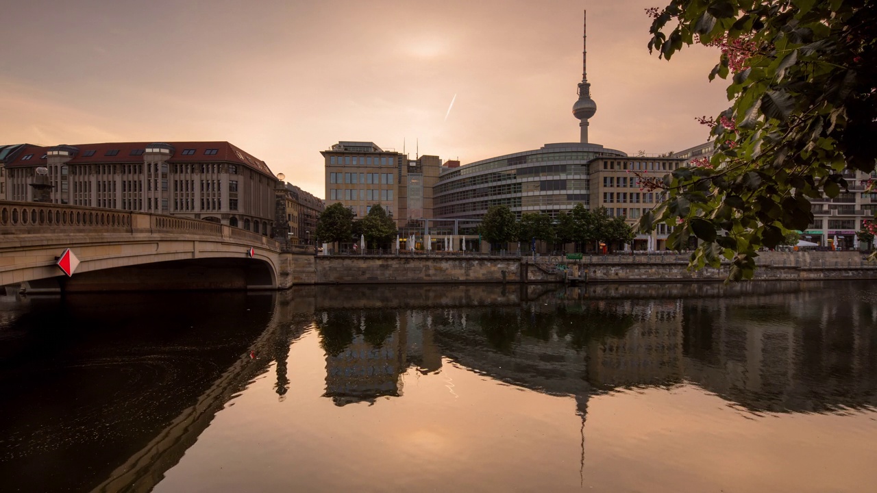 柏林狂欢城市天际线夏季反射时间从黑夜到白天与日出视频下载