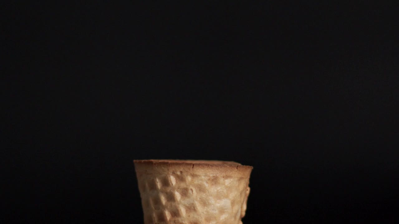 黑色背景的柠檬冰淇淋。视频素材