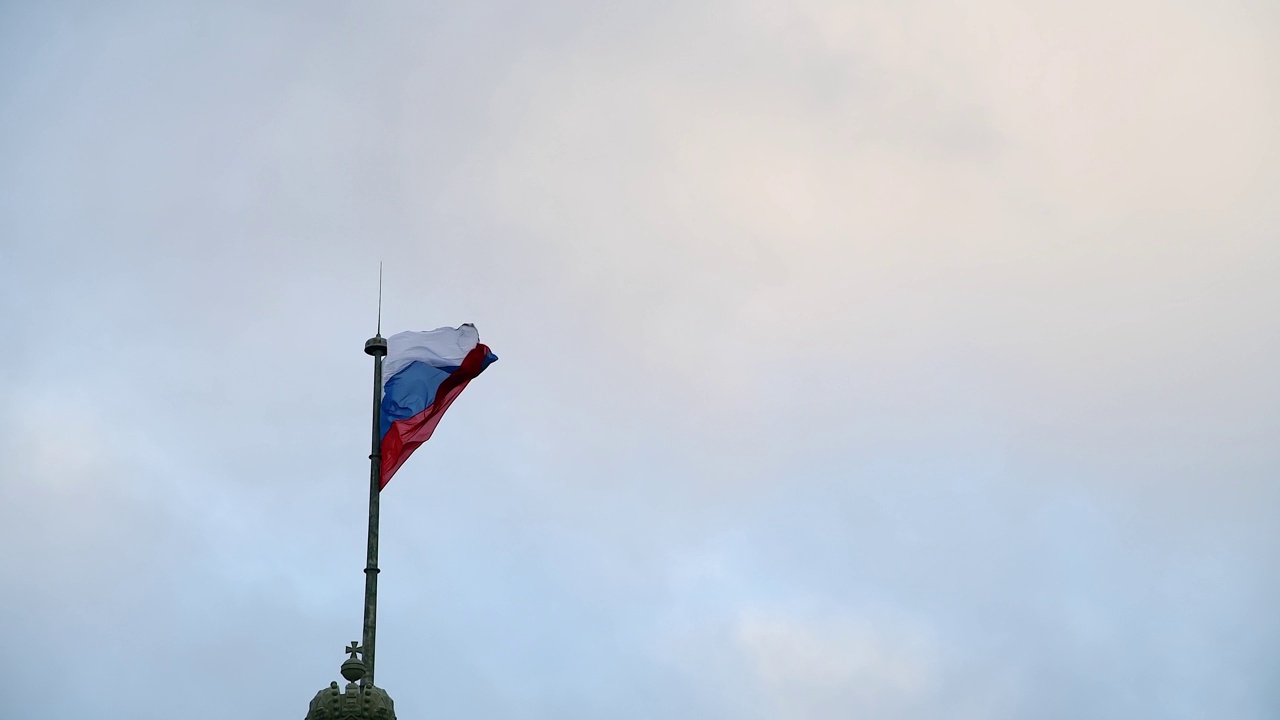 俄罗斯国旗迎空飘扬视频素材