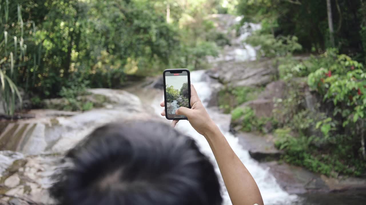 亚洲人在泰国欣赏周围美丽的自然风光视频下载
