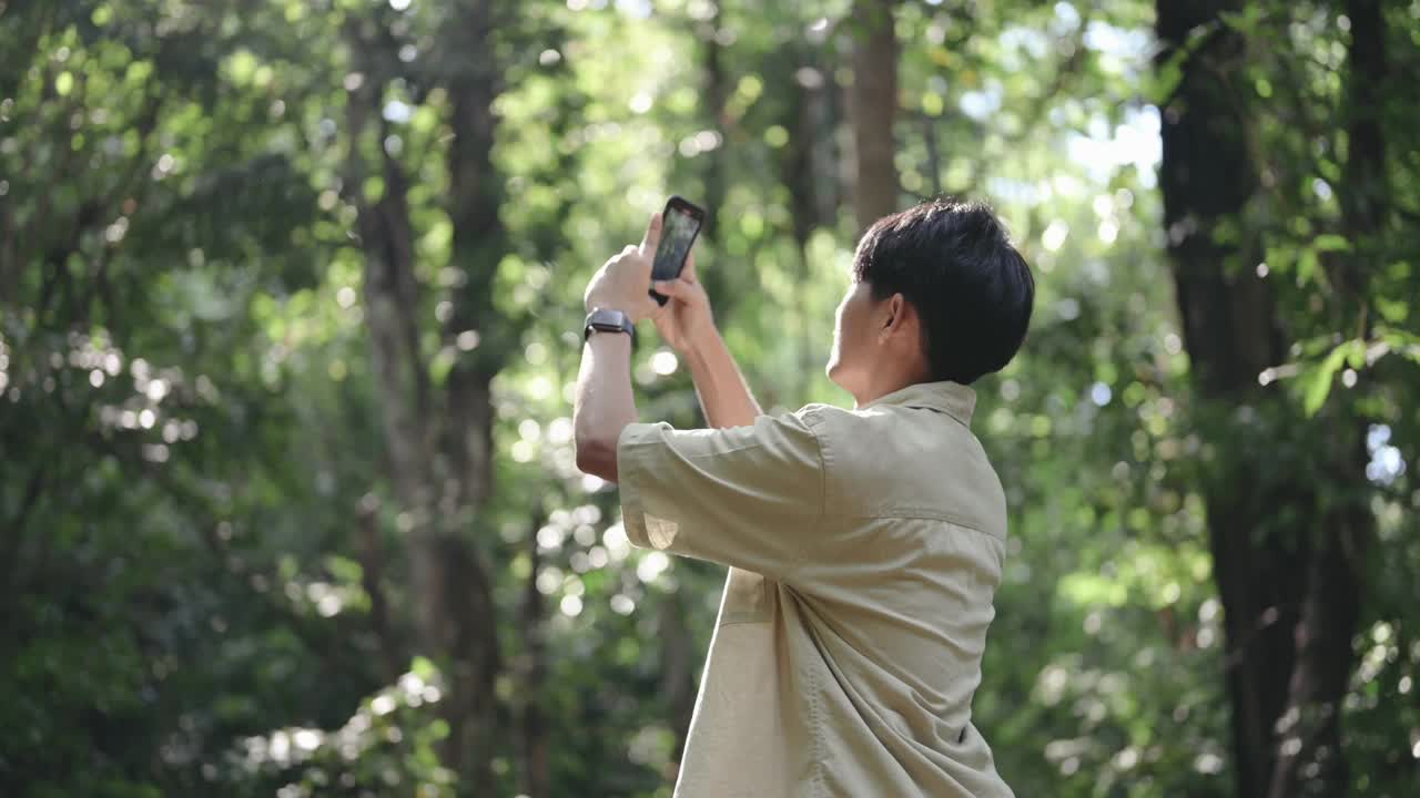 在热带森林使用数字设备，在甲米亚洲泰国使用5g / 6g互联网gps旅行视频下载