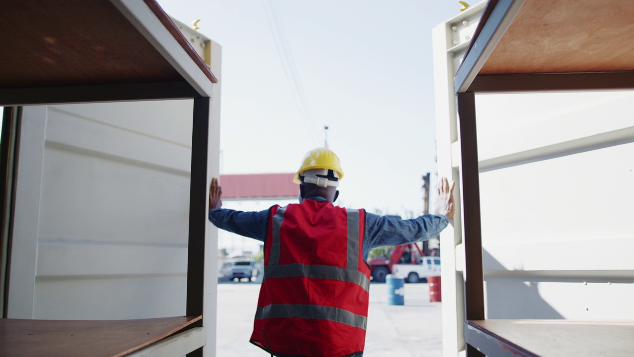 操作港口装卸工人开集装箱，集装箱货物运输视频素材
