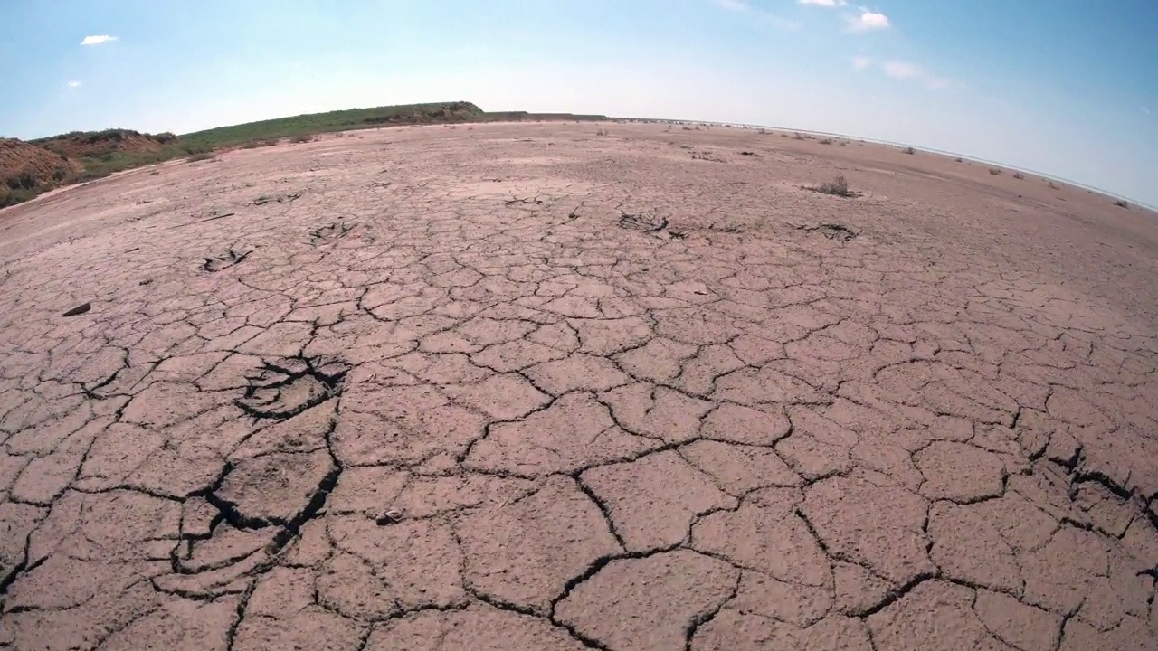 广角飞行在裂裂的地球盐湖埃尔顿。视频素材