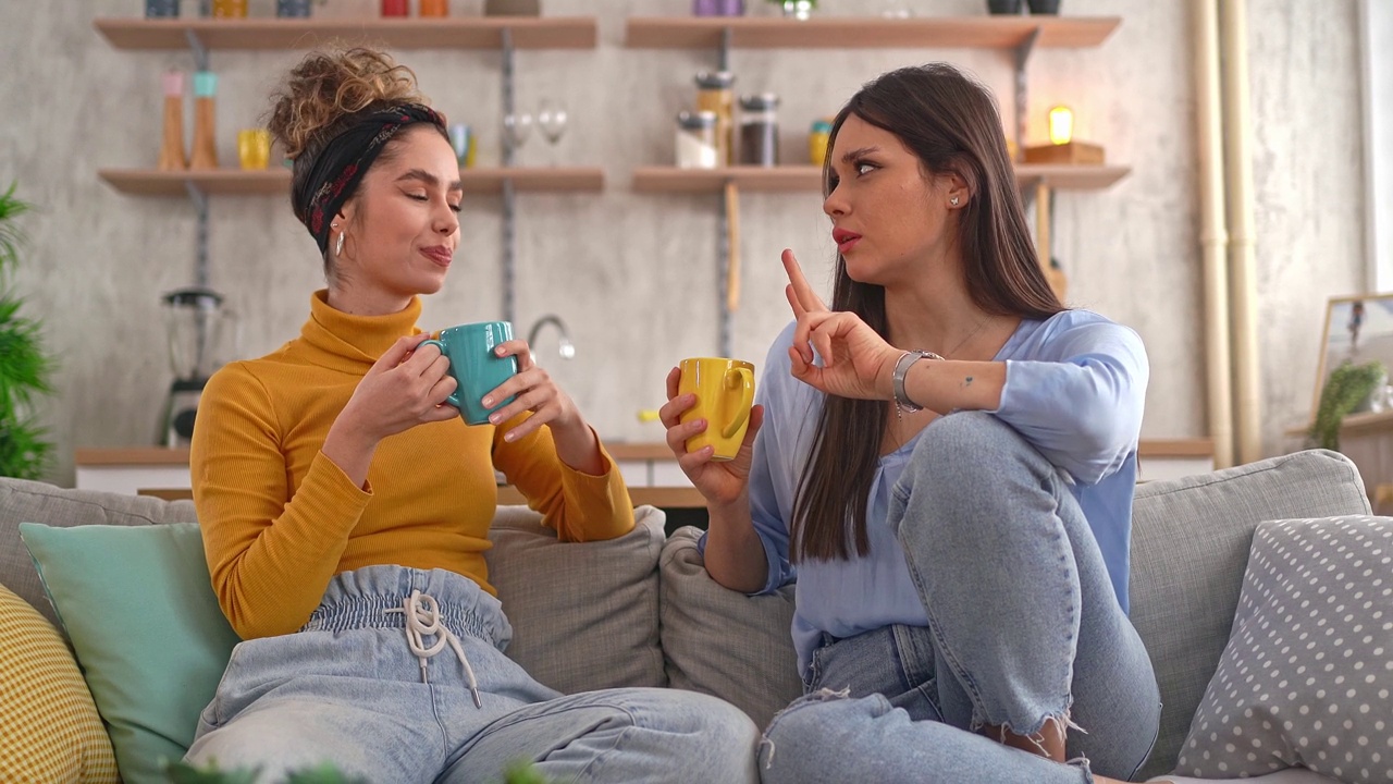 女性朋友在家喝咖啡视频素材