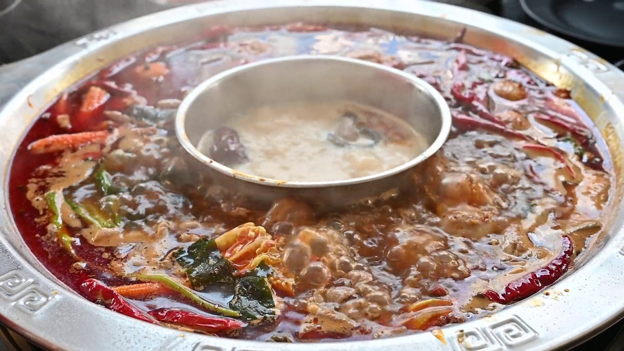 沸腾的麻辣中国火锅的镜头。视频素材