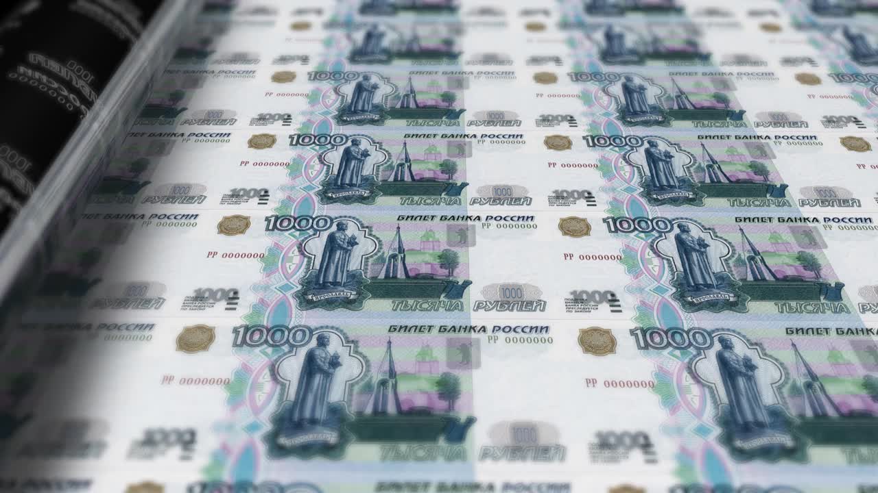 俄罗斯，俄罗斯卢布印刷机机器打印当前1000卢布钞票，无缝循环，俄罗斯货币货币背景，4K，深度聚焦视频素材