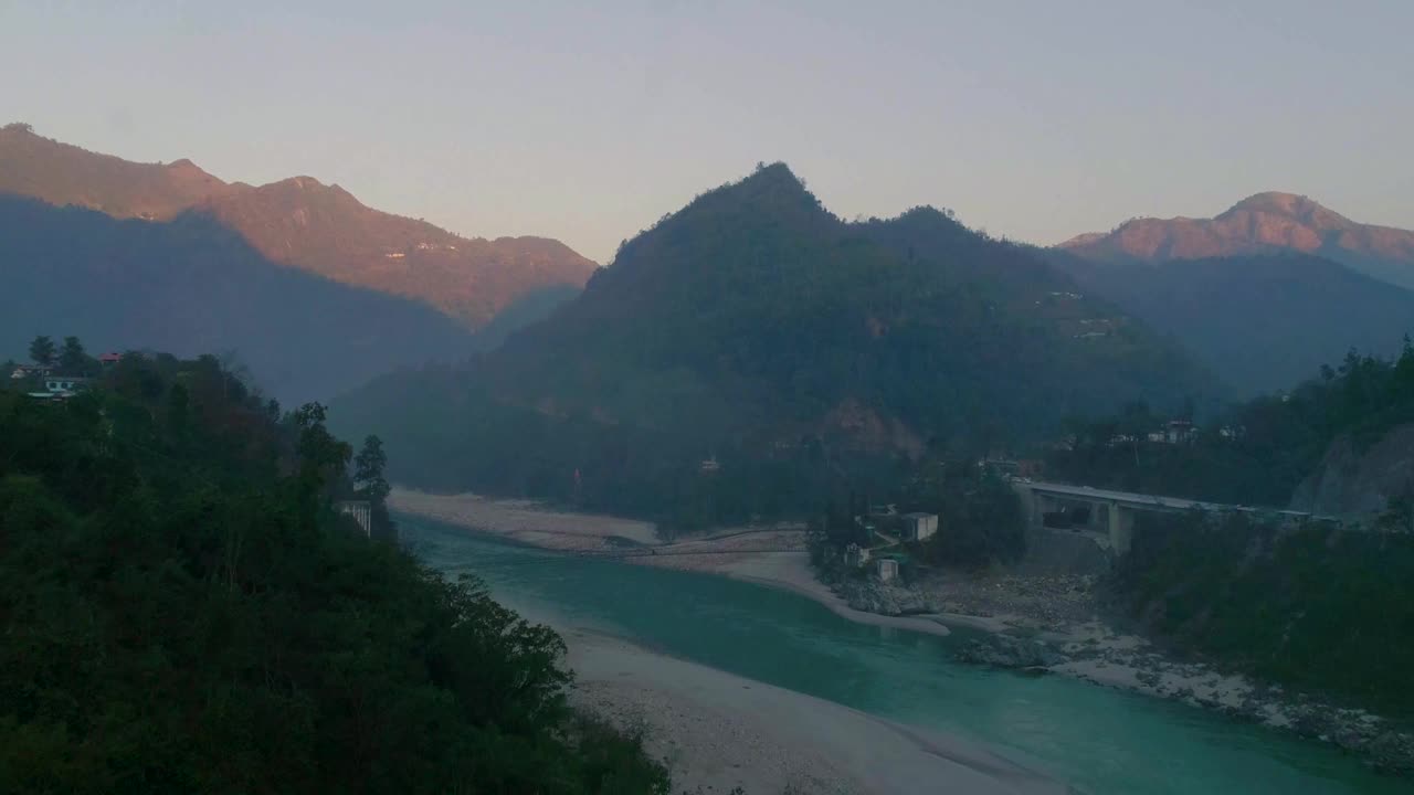 印度北阿坎德邦，恒河的4K印度无人机-库存视频视频下载