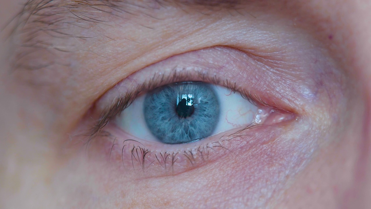 眼睛识别概念-一个男性的蓝色眼睛的近距离视频视频素材