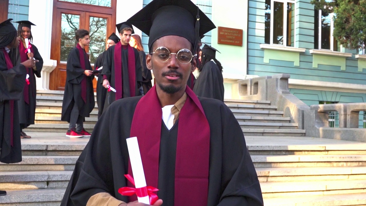 年轻的非洲裔美国人持有他的学位视频素材