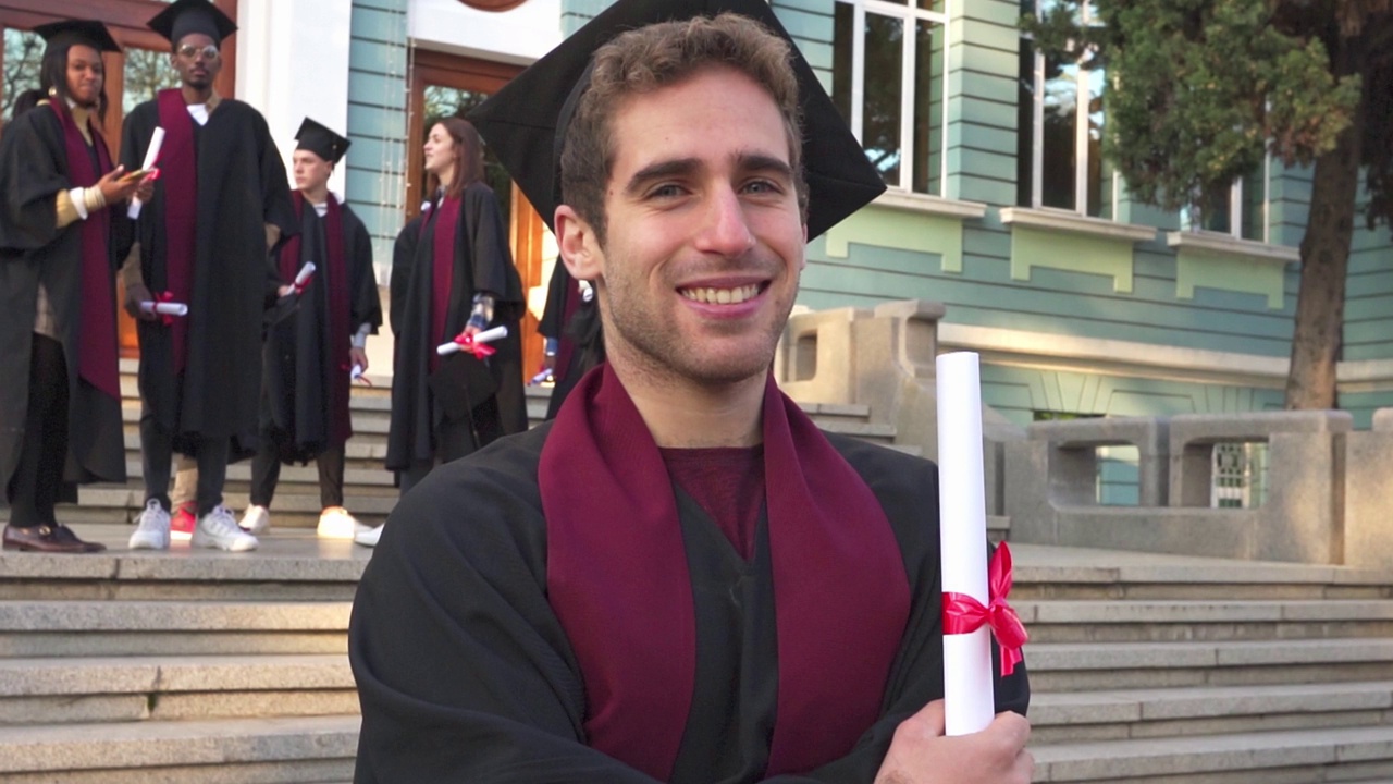 一个拿着毕业证的快乐学生视频素材