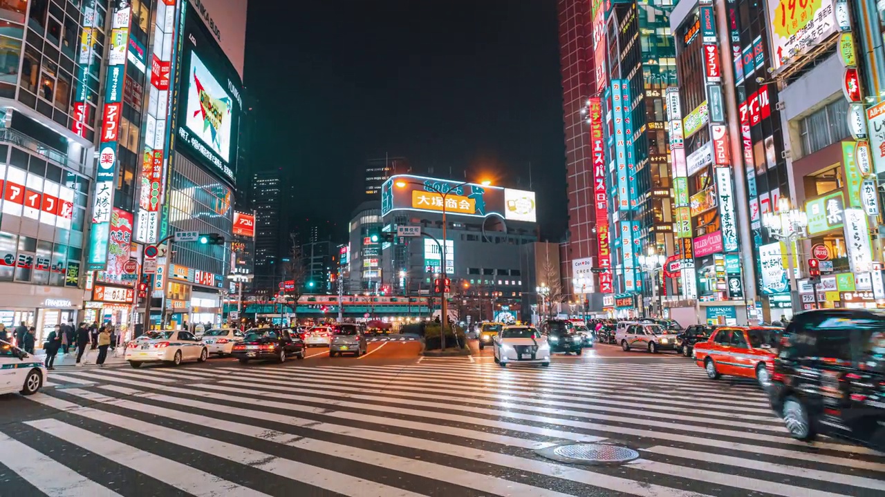 日本东京新宿的夜晚，行人熙熙攘攘，车水马龙视频下载
