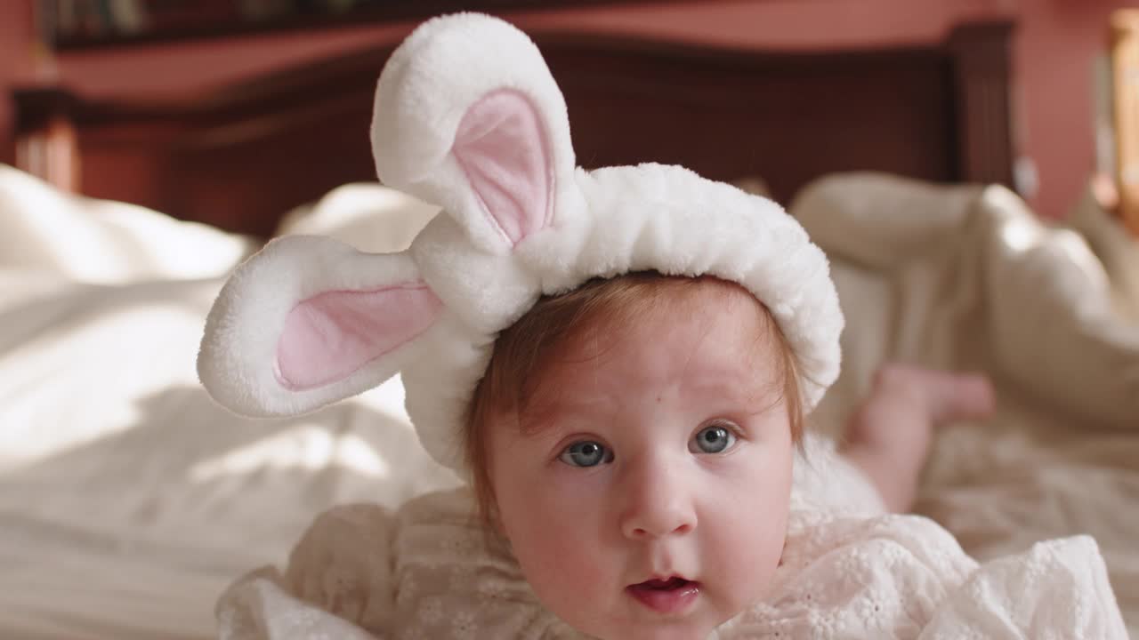 可爱的小女孩在复活节打扮成兔子视频下载