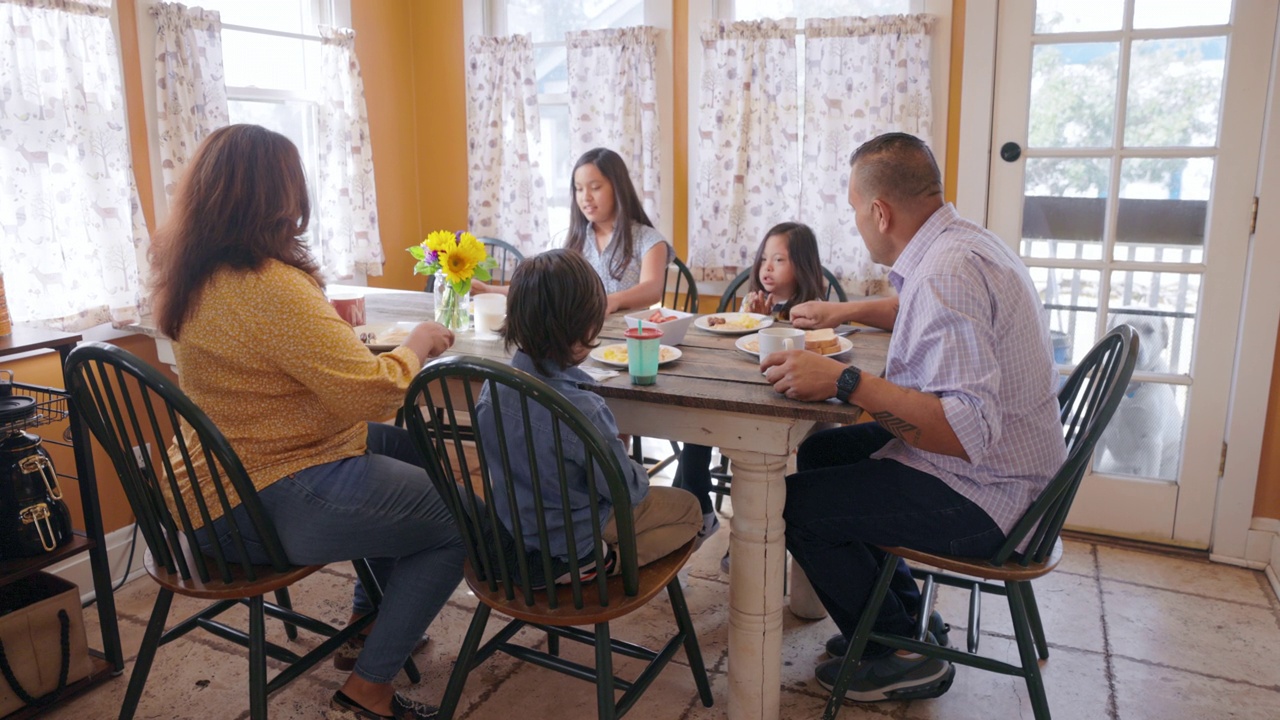 一个有三个孩子的西班牙家庭正在做早餐祷告视频下载