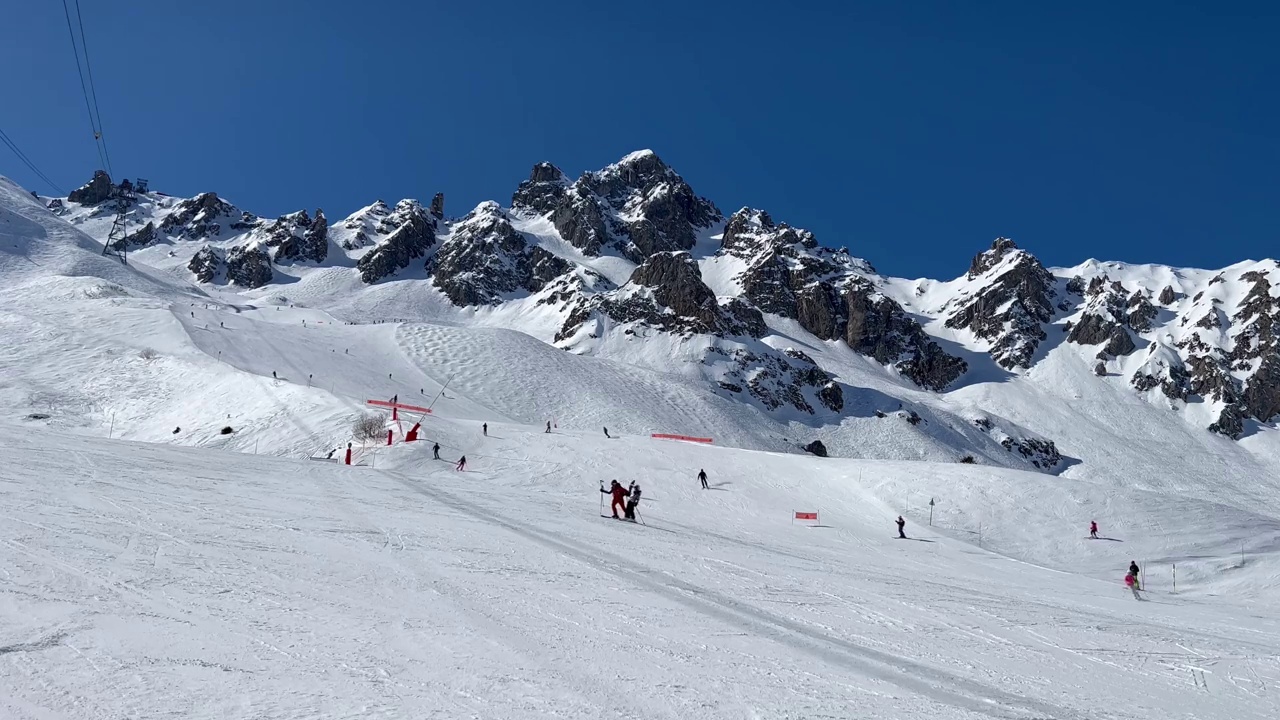 冬季库尔舍维尔滑雪场的滑雪场视频下载