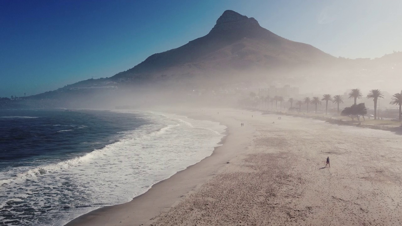 无人机拍摄的南非开普敦的坎普斯湾。视频下载
