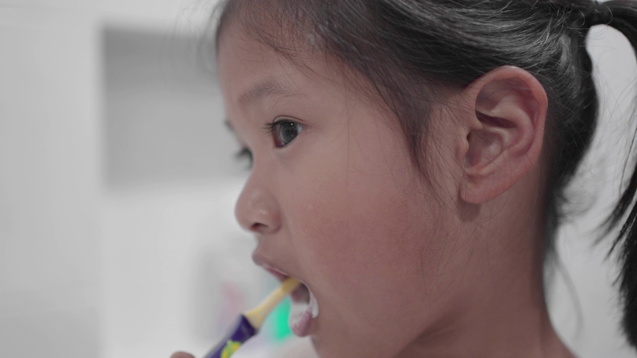 小女孩在浴室刷牙视频素材