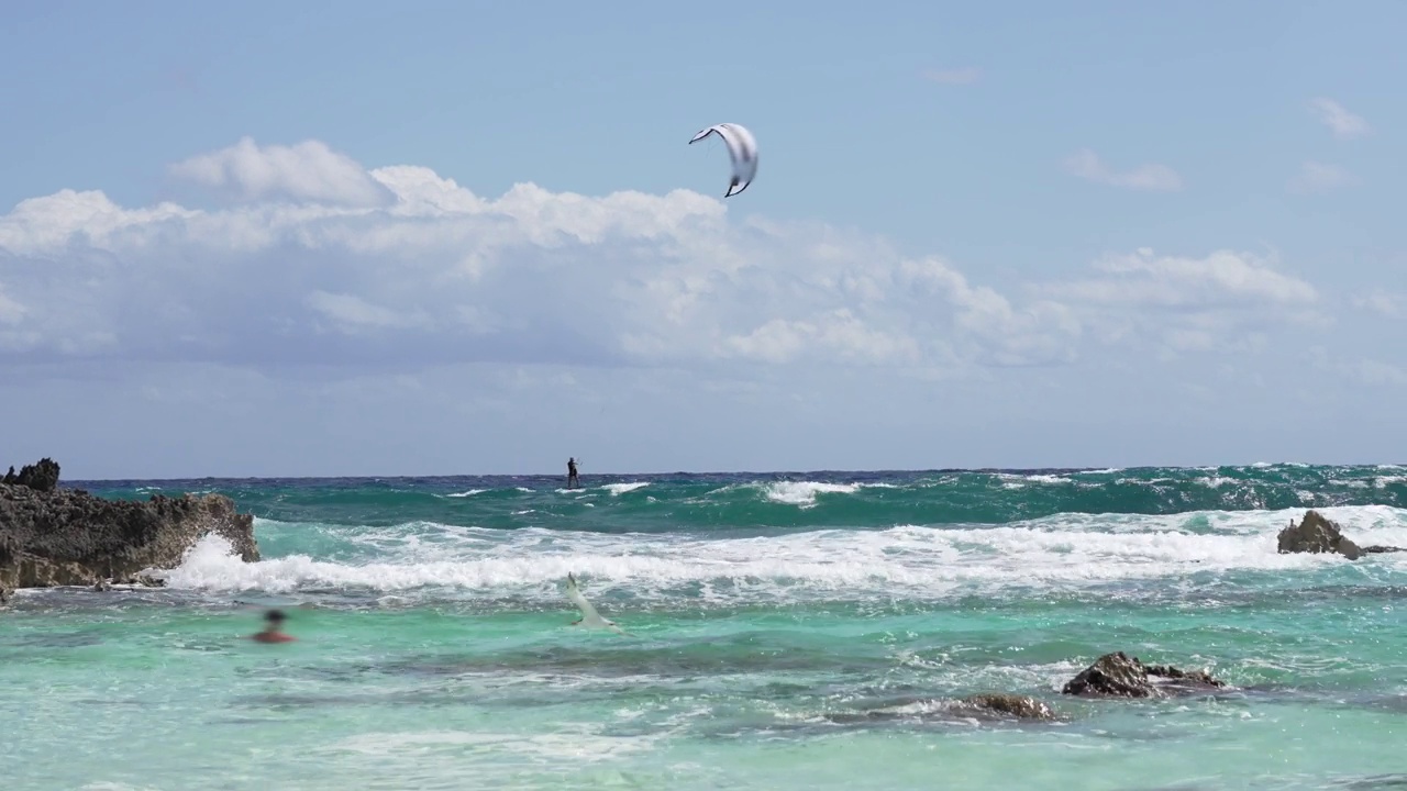 加勒比海男子和女子风筝冲浪视频素材