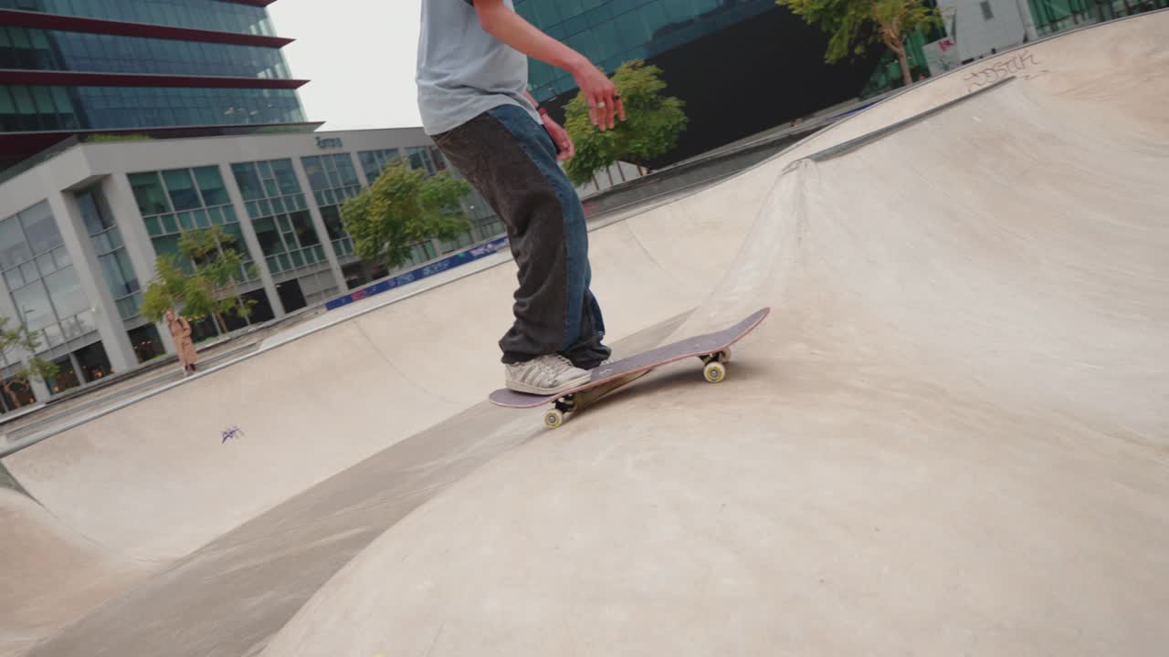 美国土著少年在滑板公园玩滑板视频下载
