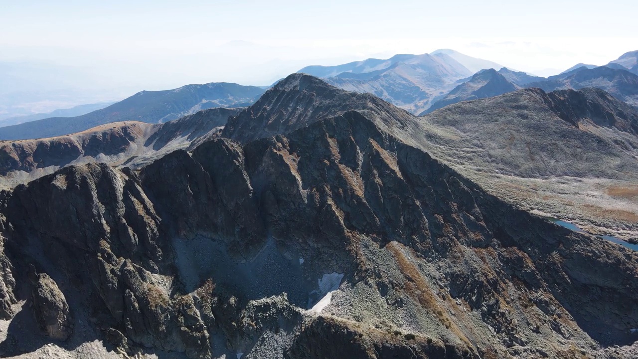 鸟瞰strazite山峰，Pirin山，保加利亚视频素材