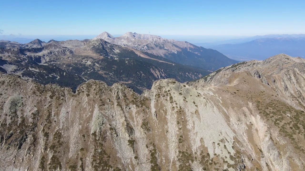 鸟瞰strazite山峰，Pirin山，保加利亚视频下载