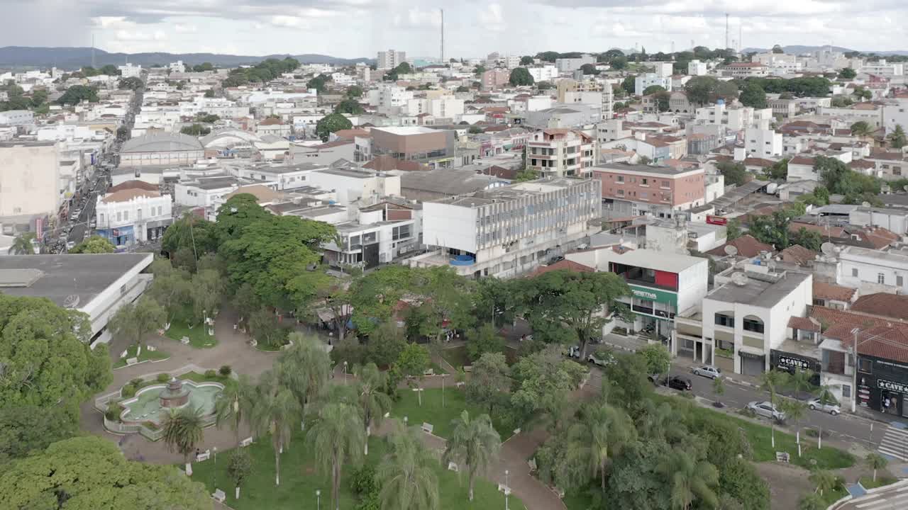 无人机飞过帕索斯市政厅旁边的Rosário广场视频下载