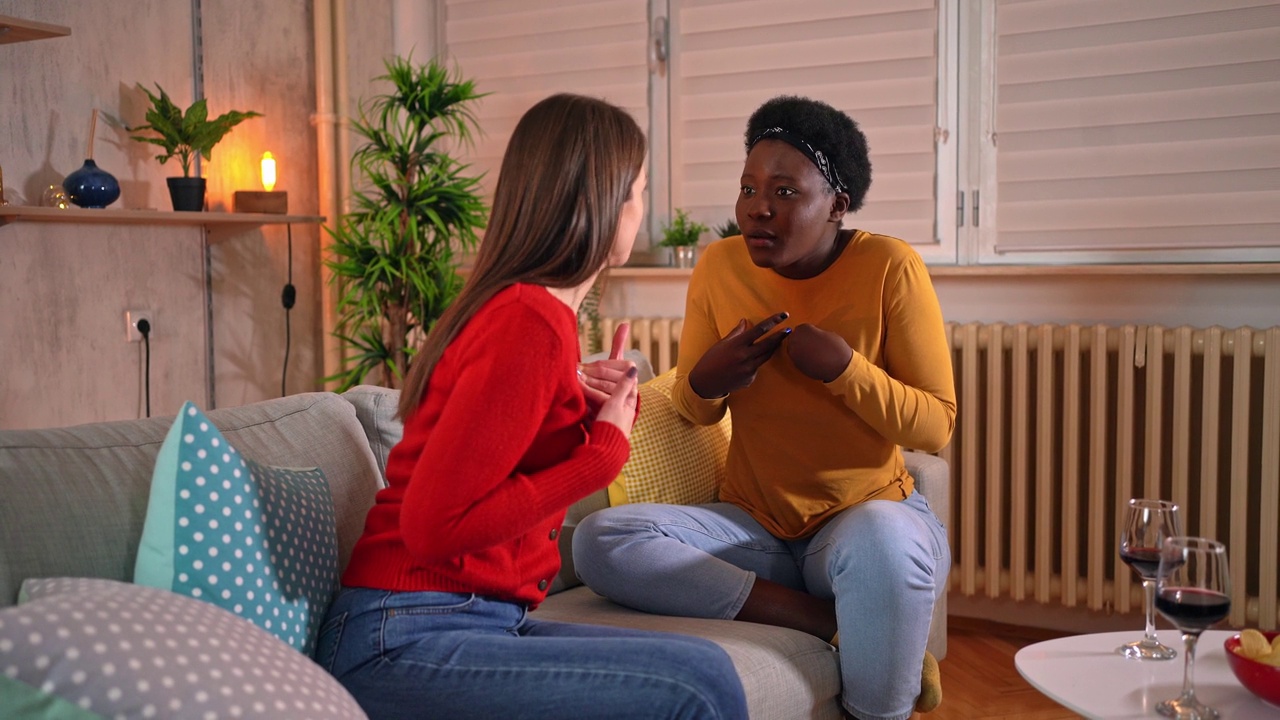 两个年轻女人在家里争吵视频下载