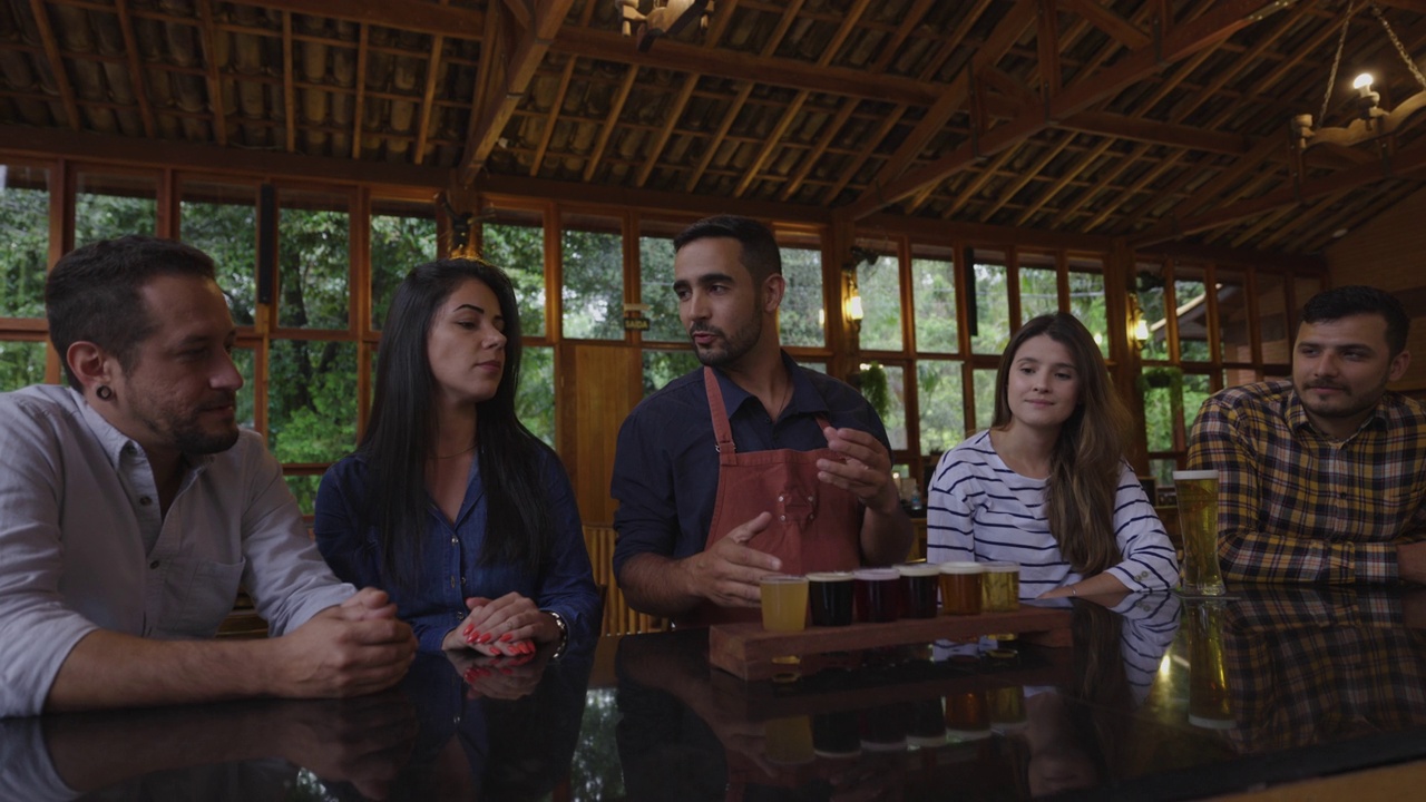 一群巴西人在品尝啤酒时听酿酒师谈论不同口味的啤酒视频下载