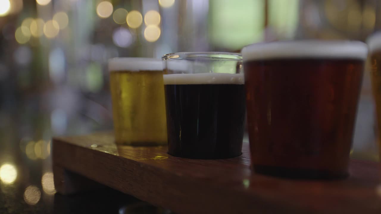 啤酒厂酒吧的啤酒品尝器的特写视频下载