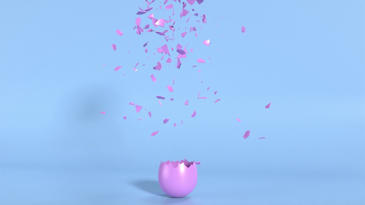 创意复活节彩蛋概念与紫色鸡蛋壳爆炸对蓝色在4K分辨率视频下载