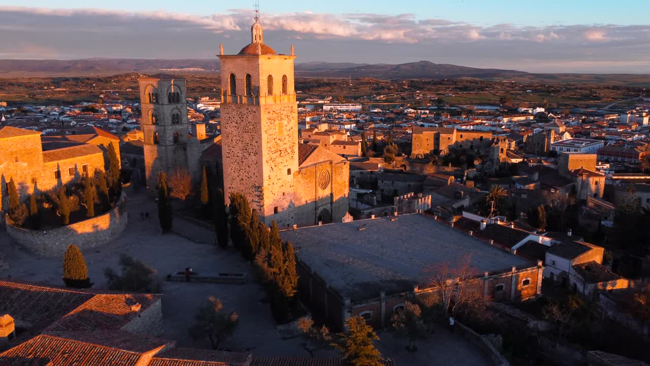 西班牙埃斯特雷马杜拉中世纪村庄特鲁希略的鸟瞰图。高质量4k镜头视频下载