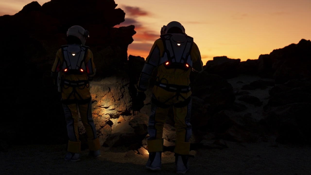 两名宇航员在火星上。在夜晚探索外星视频下载