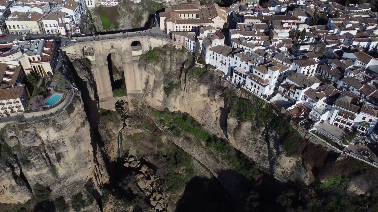 隆达鸟瞰图从无人机西班牙城市的岩石上视频下载