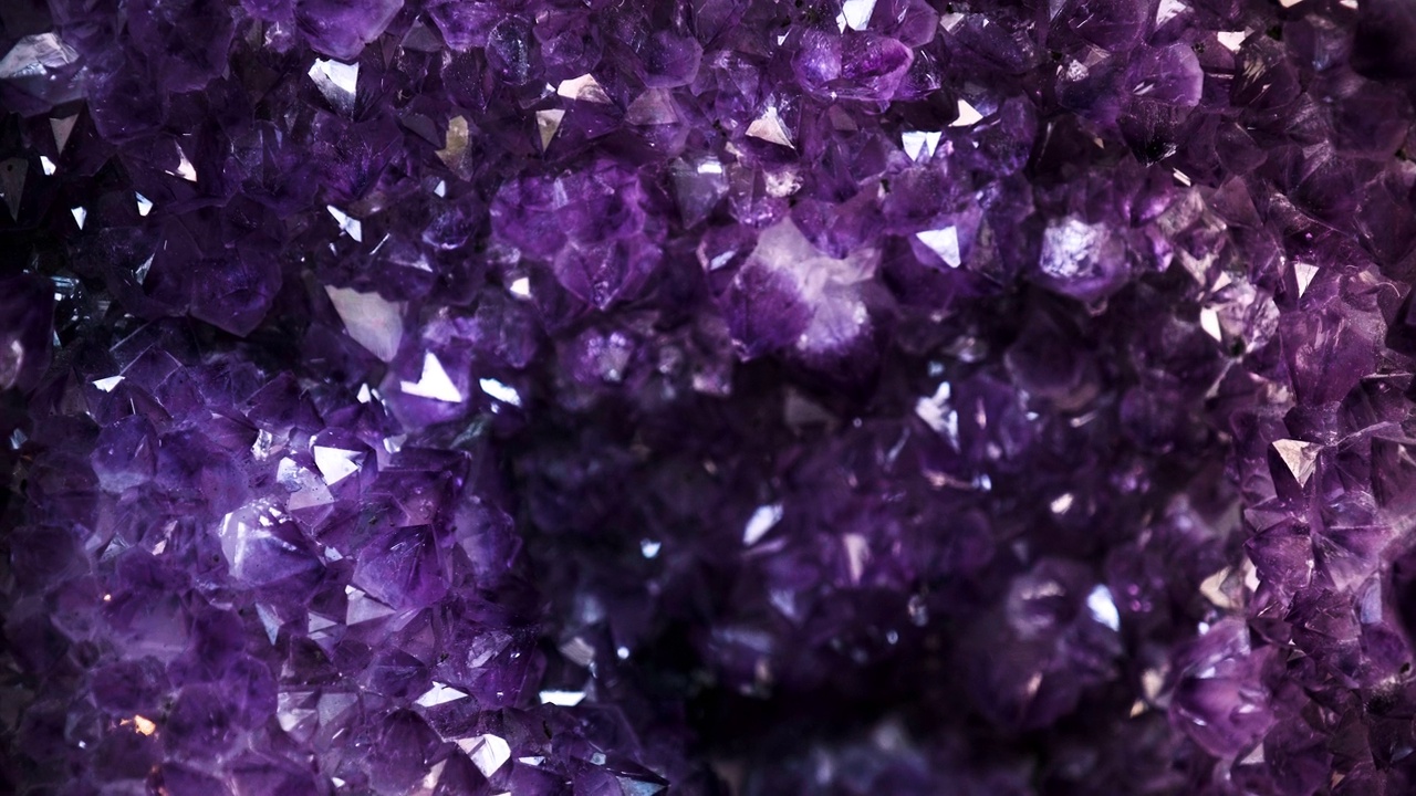 宏观的一种冷紫晶石英-紫罗兰宝石-紫色矿物视频下载