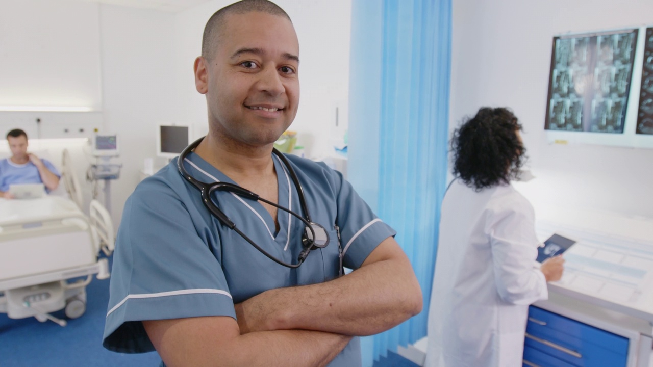 肖像自信的男护士微笑在病房视频素材