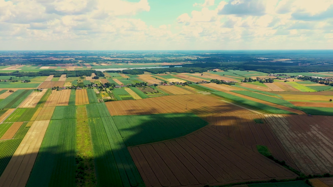 无人机航拍的美丽自然景观，健康成长。美丽的风景与农场。视频素材