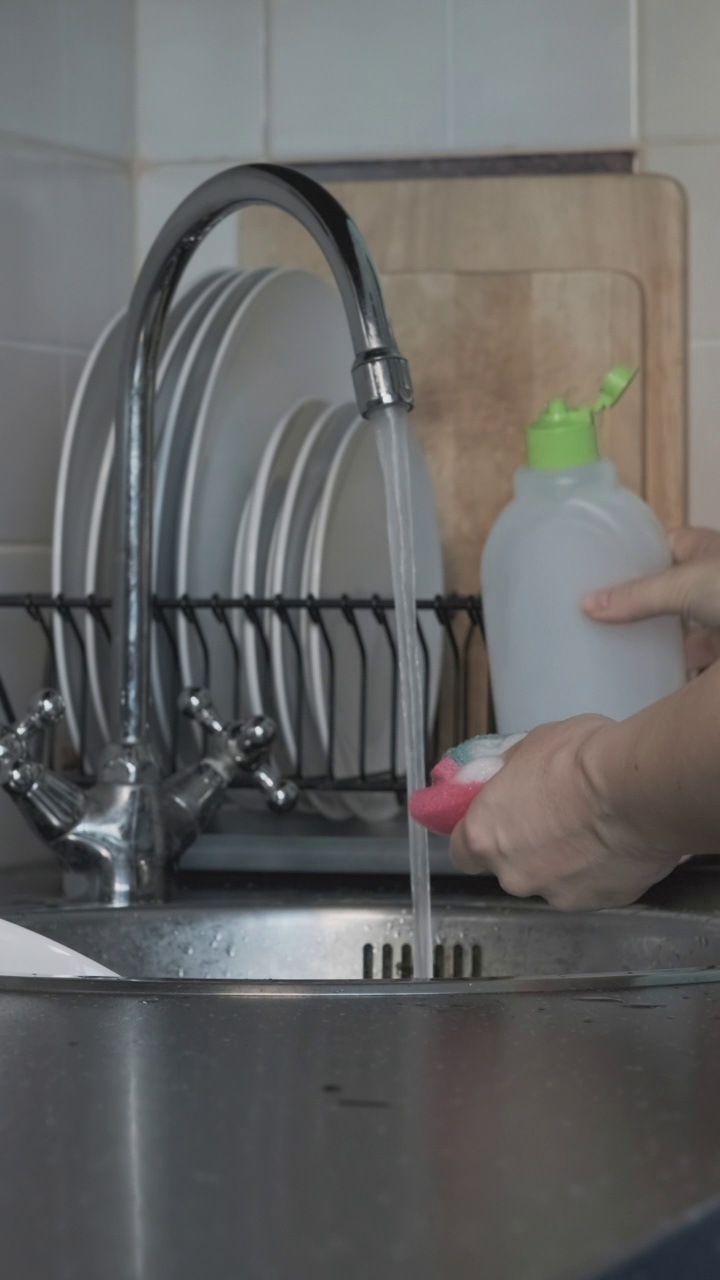 女性在家水槽里洗碗视频素材
