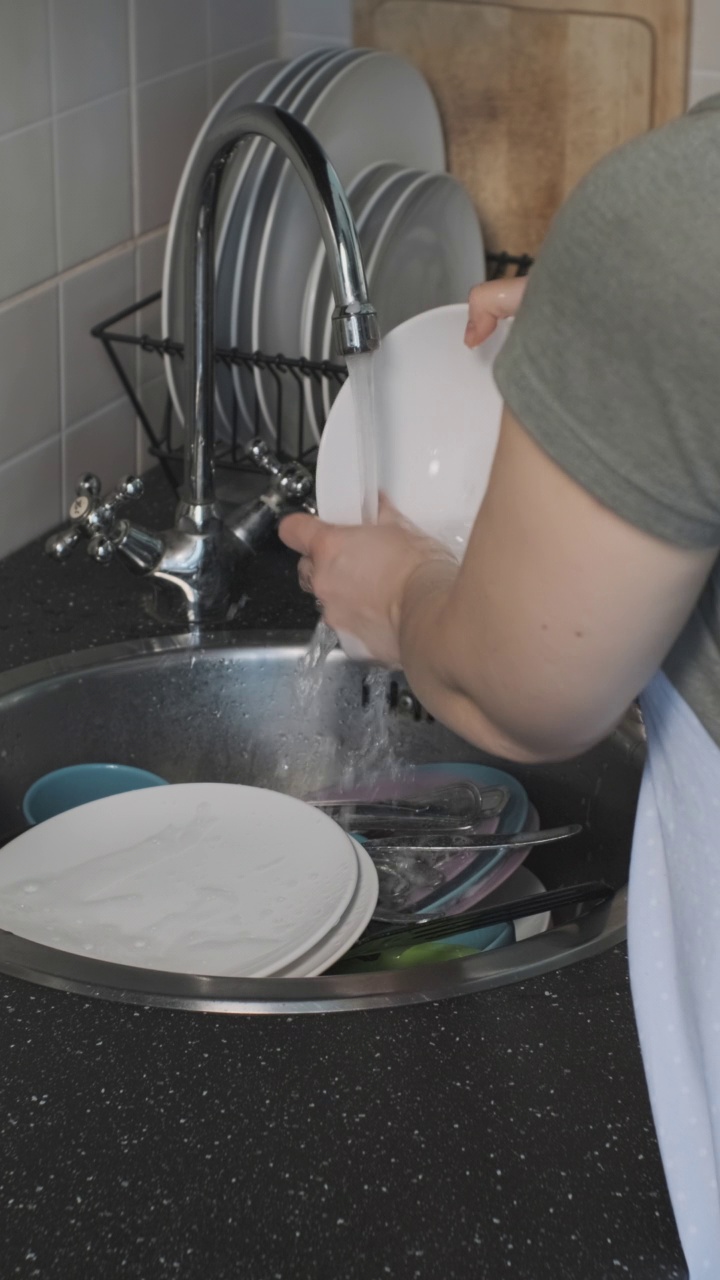 女性用海绵洗碗视频素材
