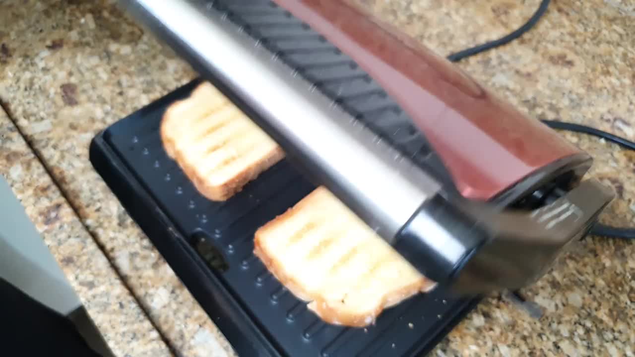 打开烤面包机，看看烤面包怎么样视频素材