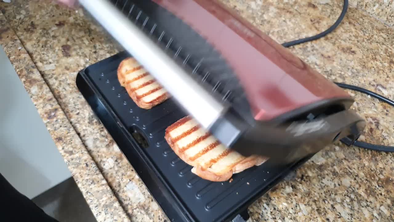打开烤面包机，看看烤面包怎么样视频素材