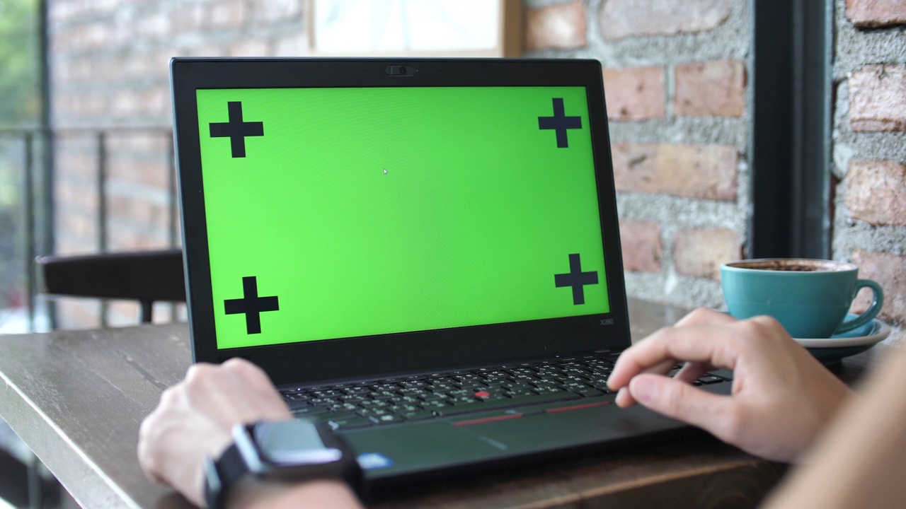 女人用笔记本电脑的绿色屏幕视频素材
