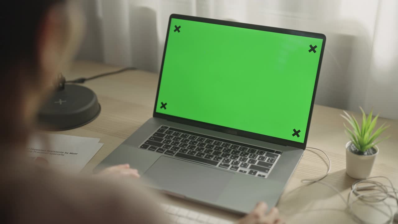 女人用笔记本电脑的绿色屏幕视频素材